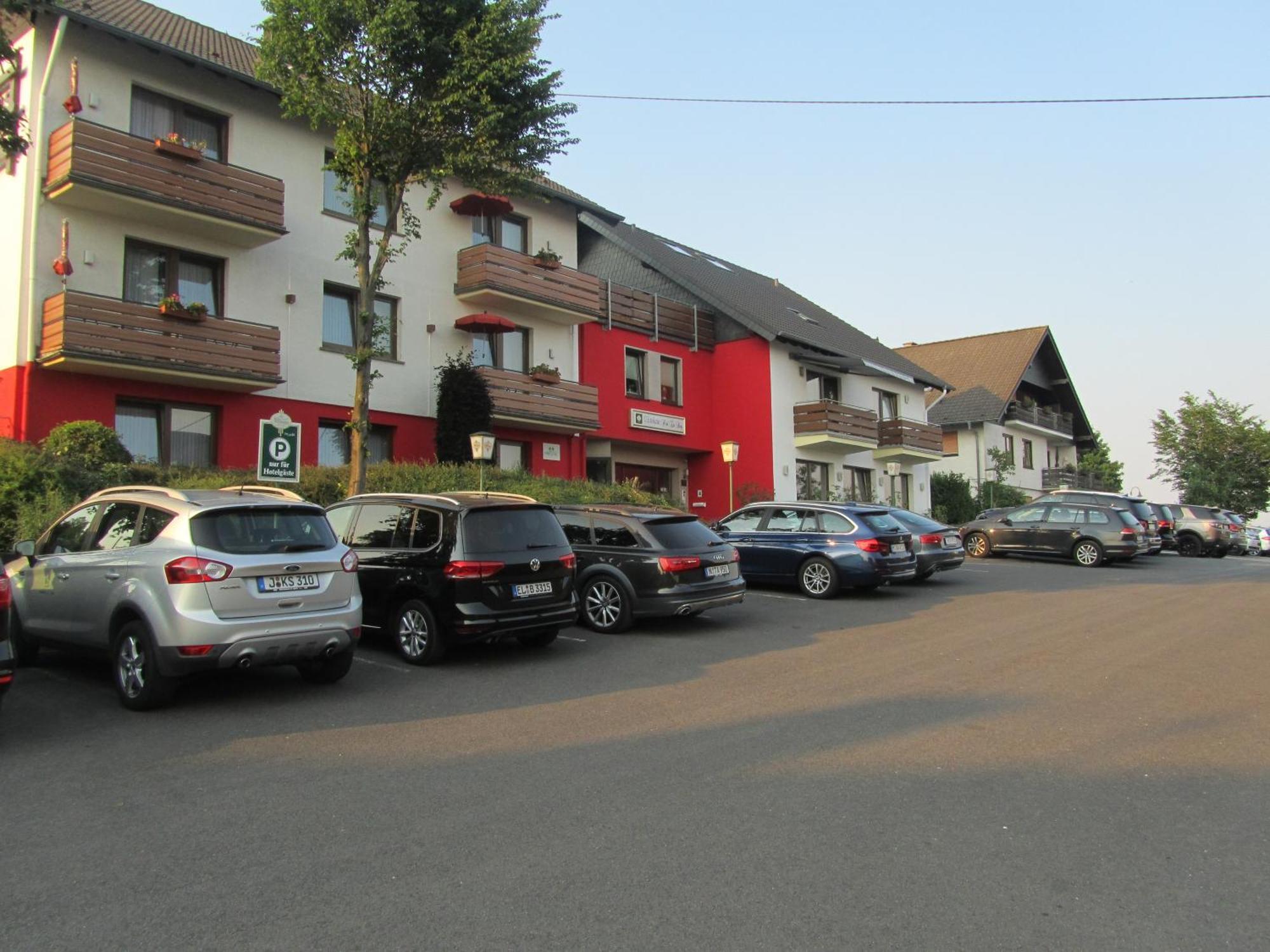 Land-Gut-Hotel Zur Burg Nuerburg Экстерьер фото